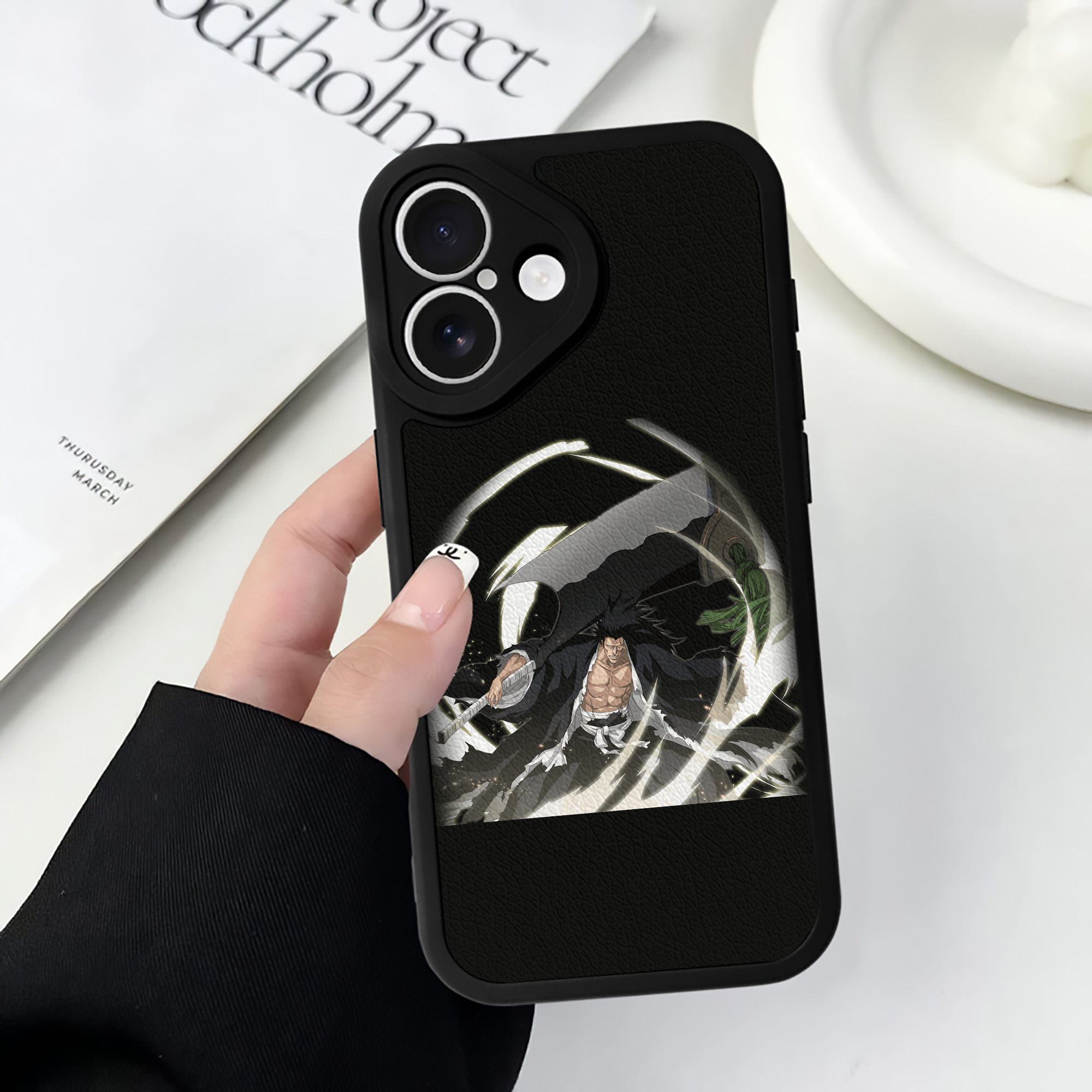 （画像用） ブリーチ ざらき けんぱち BLEACH Zaraki Kenpachi 【iPhone 16シリーズ対応】シリコンスマホケース（レザー調） 材質：シリコン